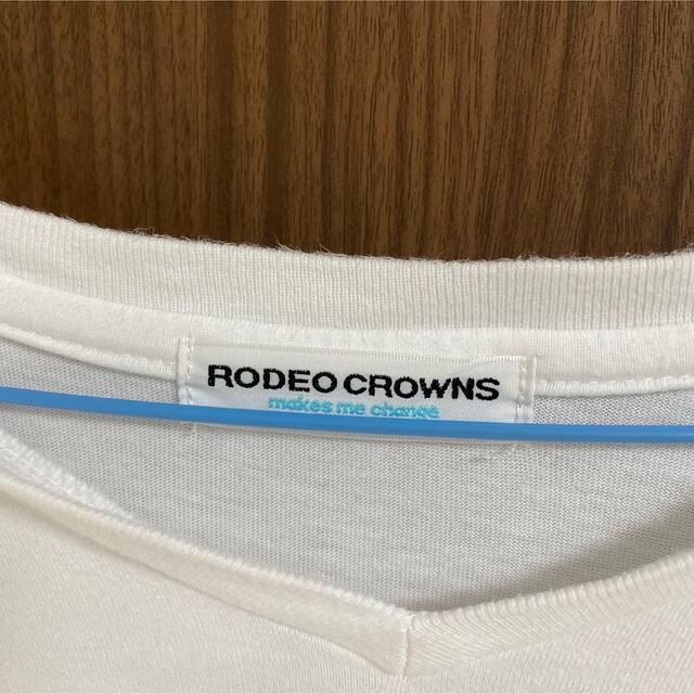RODEO CROWNS WIDE BOWL(ロデオクラウンズワイドボウル)のロデオクラウンズ クラウン刺繍VネックTシャツ レディースのトップス(Tシャツ(半袖/袖なし))の商品写真