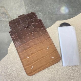 【新品】メゾン マルジェラ ユニセックス ハンドストラップ付 iPhoneケース