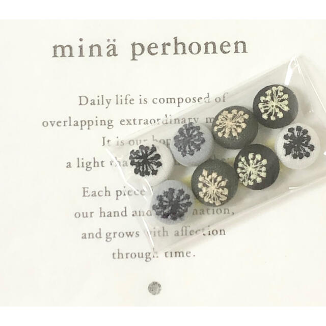 mina perhonen(ミナペルホネン)のハンドメイド くるみボタン jelly flower 8個セット ミナペルホネン ハンドメイドのファッション小物(その他)の商品写真