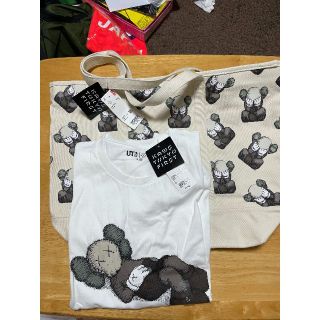 ユニクロ(UNIQLO)の新品タグ付　UNIQLOユニクロ KAWS カウズ Tシャツ トートバックセット(トートバッグ)