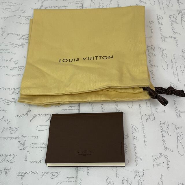グシューズ LOUIS ドライビングシューズ ホワイト フラワーチャームの グシューズ LOUIS ドライビングシューズ ホワイト フラワーチャームの