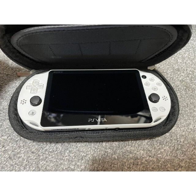 PlayStation Vita(プレイステーションヴィータ)のPS Vita PCH-2000 グレイシャーホワイト 充電器&ケース付き エンタメ/ホビーのゲームソフト/ゲーム機本体(携帯用ゲーム機本体)の商品写真