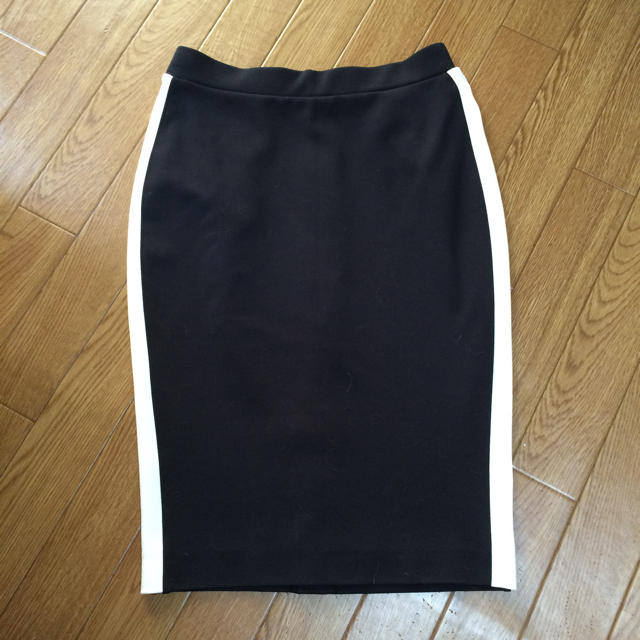 UNIQLO(ユニクロ)の新品未使用！UNIQLO サイドラインペンシルスカート ブラック レディースのスカート(ひざ丈スカート)の商品写真