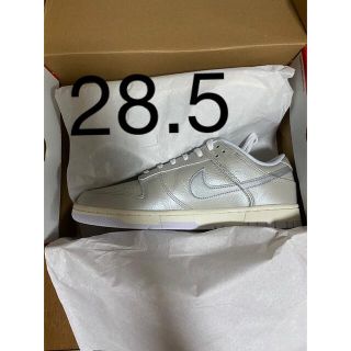 ナイキ(NIKE)のゴンゴンさん専用　NIKE DUNK LOW SE メタリックシルバー28.5(スニーカー)