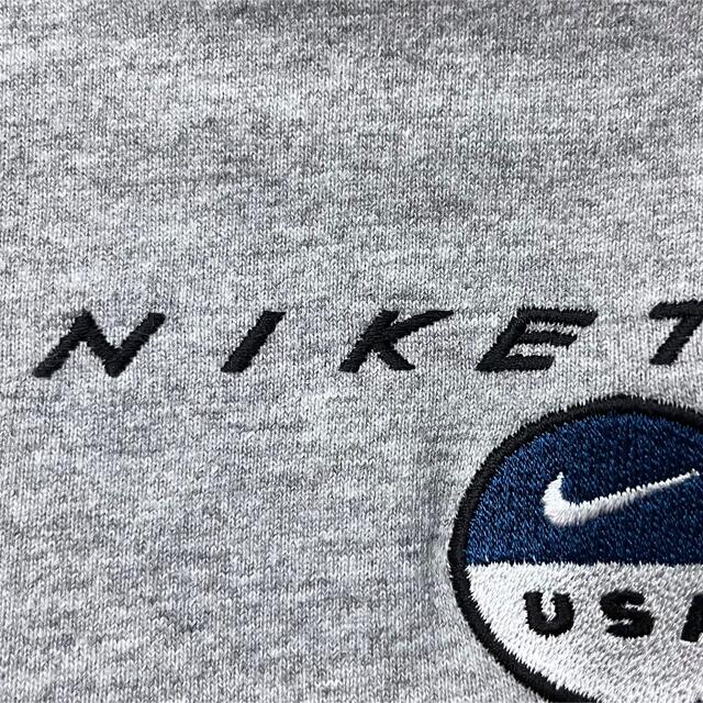 NIKE(ナイキ)の【USA製】【90s】ナイキ NIKETOWN 刺繍ロゴ Tシャツ M 灰 メンズのトップス(Tシャツ/カットソー(半袖/袖なし))の商品写真