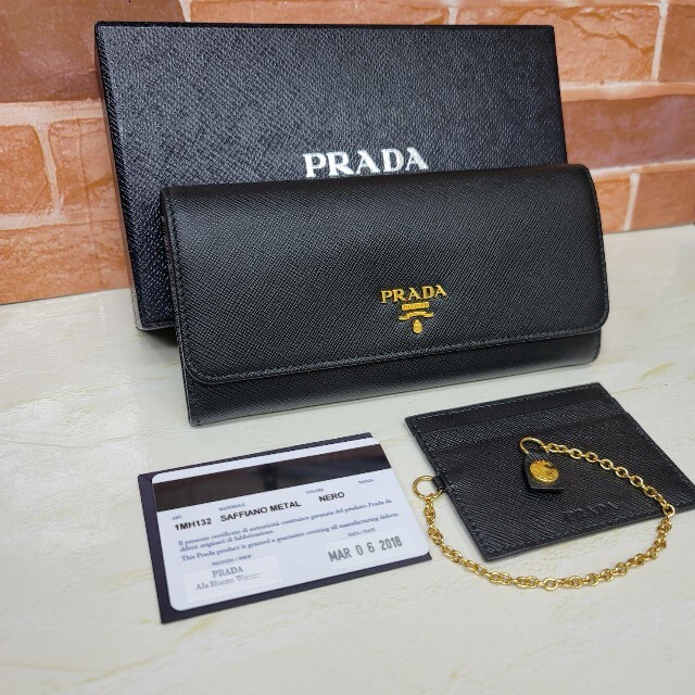 PRADA(プラダ)の新品未使用PRADA☆鑑定済☆サフィアーノ ブラック 黒パスケース付 プラダ財布 レディースのファッション小物(財布)の商品写真