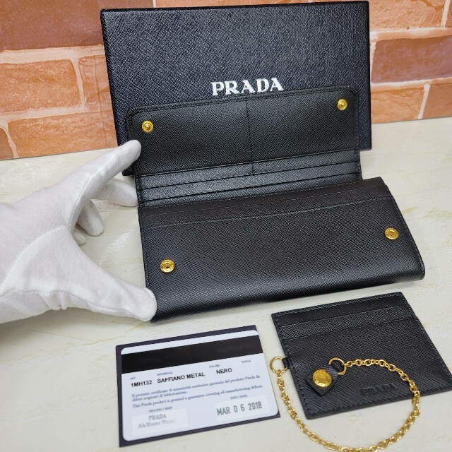 PRADA(プラダ)の新品未使用PRADA☆鑑定済☆サフィアーノ ブラック 黒パスケース付 プラダ財布 レディースのファッション小物(財布)の商品写真