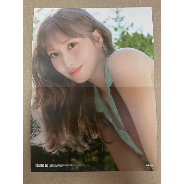 TWICE(トゥワイス)のBETWEEN 1&2 TWICE モモ ミニポスター エンタメ/ホビーのタレントグッズ(アイドルグッズ)の商品写真