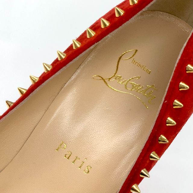 Christian Louboutin(クリスチャンルブタン)の1401 未使用クリスチャンルブタン スウェード スパイク パンプス レッド レディースの靴/シューズ(ハイヒール/パンプス)の商品写真