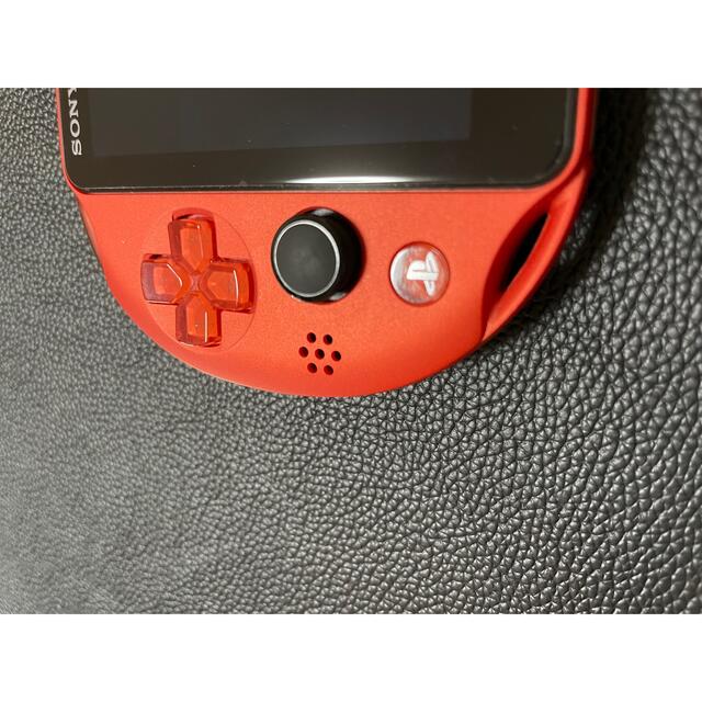 PlayStation Vita(プレイステーションヴィータ)のPS VITA メタリックレッド エンタメ/ホビーのゲームソフト/ゲーム機本体(携帯用ゲーム機本体)の商品写真