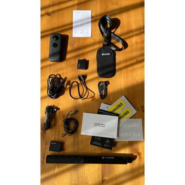 【美品】Insta360 ONE X(付属品込)＋追加購入品(バッテリー・一脚) スマホ/家電/カメラのカメラ(その他)の商品写真