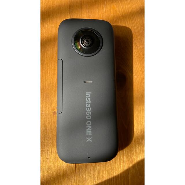 【美品】Insta360 ONE X(付属品込)＋追加購入品(バッテリー・一脚) スマホ/家電/カメラのカメラ(その他)の商品写真