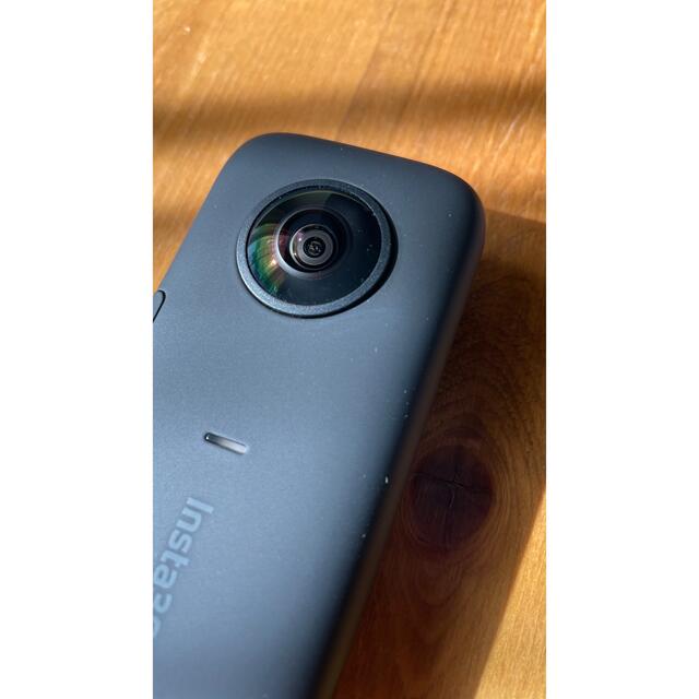 【美品】Insta360 ONE X(付属品込)＋追加購入品(バッテリー・一脚) スマホ/家電/カメラのカメラ(その他)の商品写真