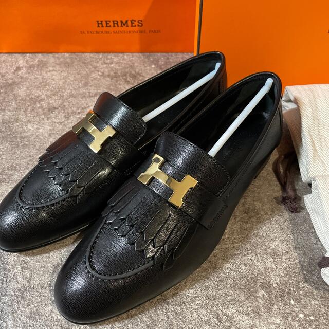 Hermes(エルメス)のエルメス モカシンロワイヤル ブラック×ゴールド黒ローファー レディースの靴/シューズ(ローファー/革靴)の商品写真