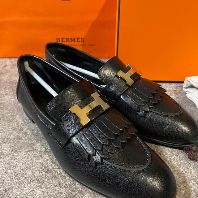 Hermes(エルメス)のエルメス モカシンロワイヤル ブラック×ゴールド黒ローファー レディースの靴/シューズ(ローファー/革靴)の商品写真