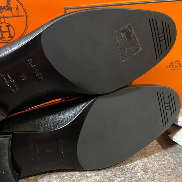 Hermes(エルメス)のエルメス モカシンロワイヤル ブラック×ゴールド黒ローファー レディースの靴/シューズ(ローファー/革靴)の商品写真