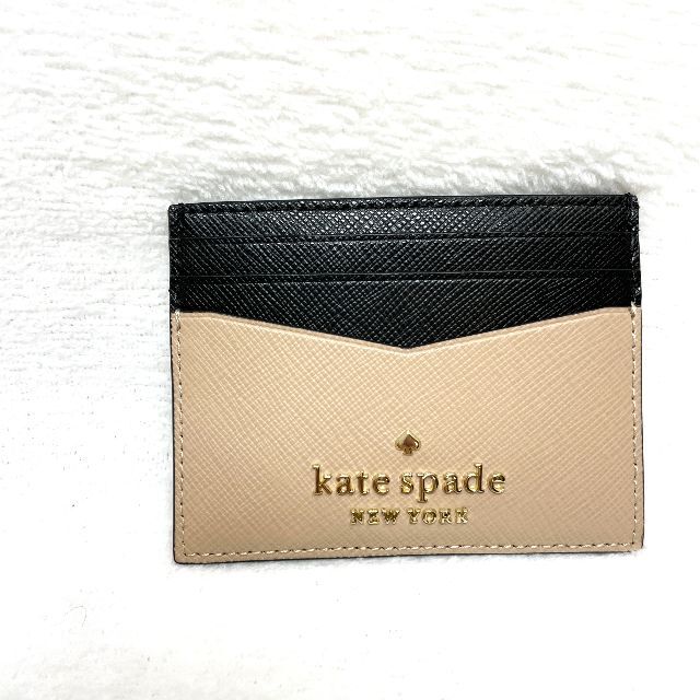 kate spade new york(ケイトスペードニューヨーク)の【新品】KATESPADE　ケイトスペード　パスケース（ベージュ） レディースのファッション小物(名刺入れ/定期入れ)の商品写真