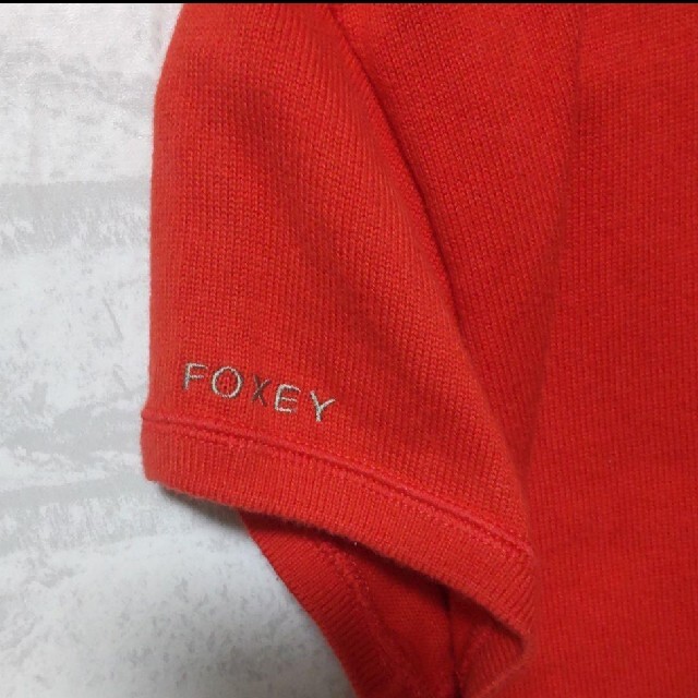 FOXEY(フォクシー)のFOXEY NEW YORK 　ポロシャツスリットネック左袖にロゴ刺繍　レッド レディースのトップス(ポロシャツ)の商品写真