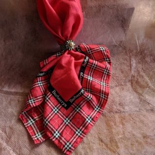 バーバリー(BURBERRY)の🎀バーバリーの大判ハンカチーフ✾スカーフ止めは別売り✾白に花柄スカーフ止め付き(バンダナ/スカーフ)