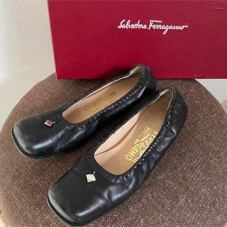 サルヴァトーレフェラガモ(Salvatore Ferragamo)のFERRAGAMO サルヴァトーレフェラガモ　ロゴ　スクエア　パンプス 22.5(ローファー/革靴)