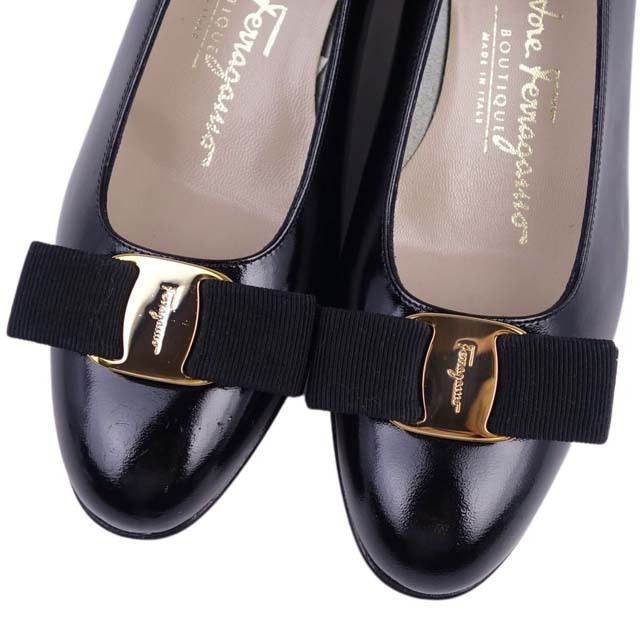 Salvatore Ferragamo(サルヴァトーレフェラガモ)のサルヴァトーレ フェラガモ パンプス ヴァラリボン エナメル 5B ブラック レディースの靴/シューズ(ハイヒール/パンプス)の商品写真
