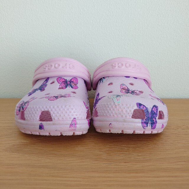 crocs(クロックス)のクロックス クラシック バタフライ 蝶 ピンク 14cm C6 キッズ/ベビー/マタニティのベビー靴/シューズ(~14cm)(サンダル)の商品写真