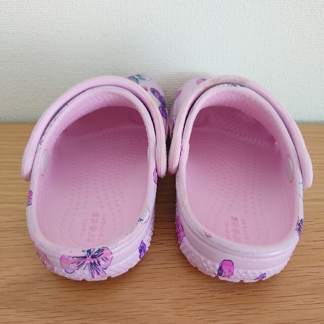 crocs(クロックス)のクロックス クラシック バタフライ 蝶 ピンク 14cm C6 キッズ/ベビー/マタニティのベビー靴/シューズ(~14cm)(サンダル)の商品写真