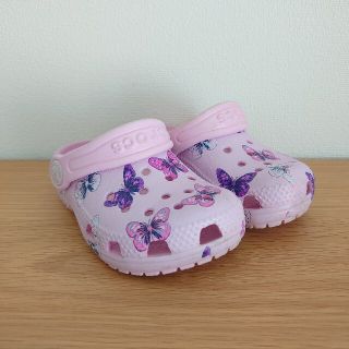 クロックス(crocs)のクロックス クラシック バタフライ 蝶 ピンク 14cm C6(サンダル)