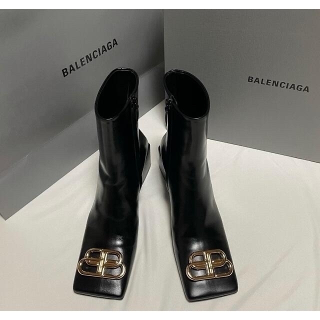 Balenciaga(バレンシアガ)のバレンシアガ　ロゴブーツ　スクエア レディースの靴/シューズ(ブーツ)の商品写真
