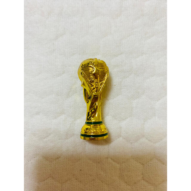 FIFA ワールドカップ トロフィー ミニチュア　サッカー　応援グッズ スポーツ/アウトドアのサッカー/フットサル(記念品/関連グッズ)の商品写真