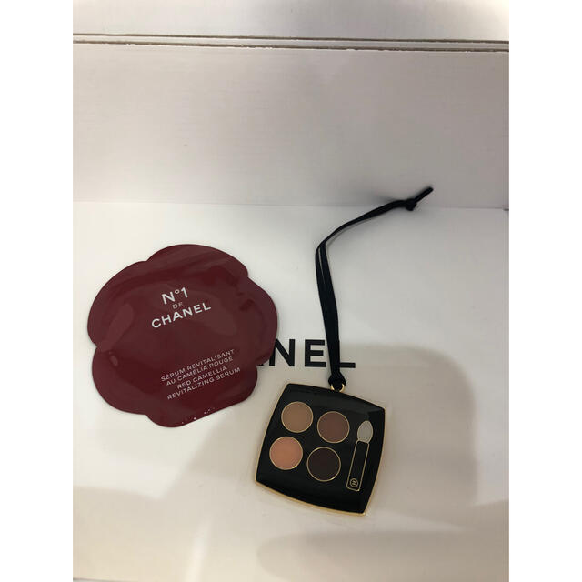 CHANEL(シャネル)のCHANEL ツイードアイシャドウ　限定ノベルティ　チャーム　美容液サンプル コスメ/美容のベースメイク/化粧品(アイシャドウ)の商品写真