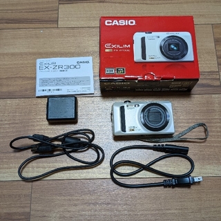 カシオ(CASIO)のカシオ　デジタルカメラ　EX-ZR300　ホワイト(コンパクトデジタルカメラ)
