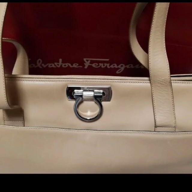 Ferragamoのトートバックです
