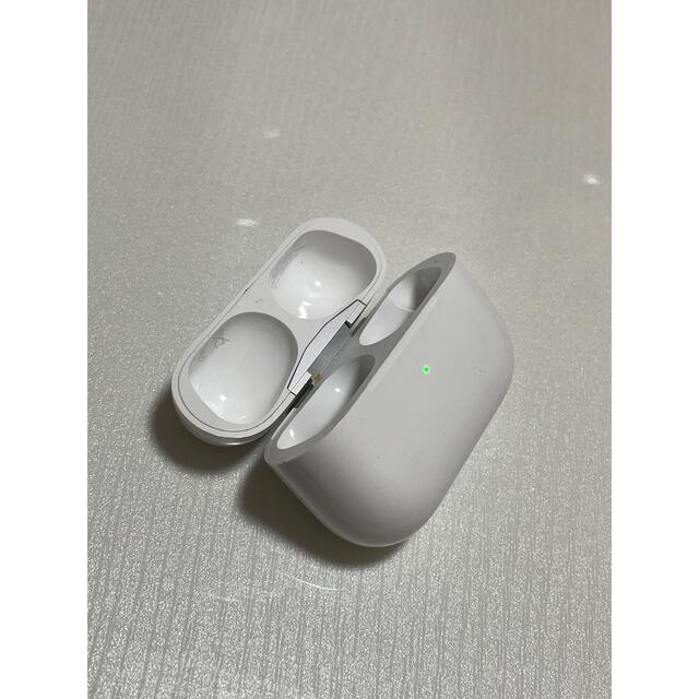 Apple(アップル)の【本体のみ】Airpods pro 充電ケース（純正品） スマホ/家電/カメラのオーディオ機器(ヘッドフォン/イヤフォン)の商品写真
