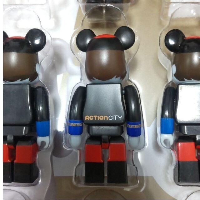 ベアブリック　bearbrick　シンガポール限定　キョンシー　蓄光 エンタメ/ホビーのおもちゃ/ぬいぐるみ(キャラクターグッズ)の商品写真