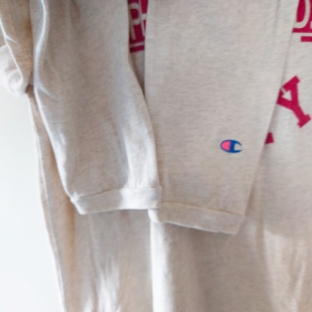 Champion(チャンピオン)のチャンピオン　ロンT　L カレッジ　ロゴ　長袖 ライトグレー メンズのトップス(Tシャツ/カットソー(七分/長袖))の商品写真