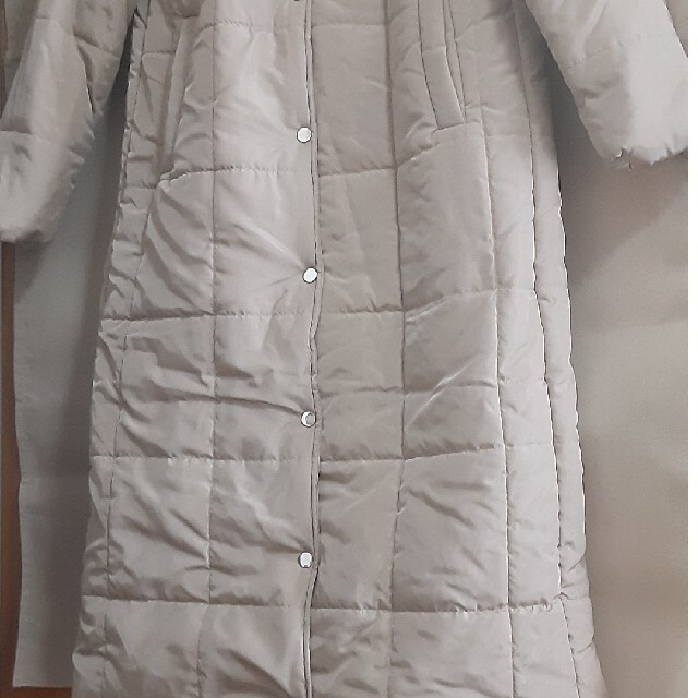 未使用  ﾀﾞｳﾝﾛﾝｸﾞｺｰﾄ(中綿)ﾍﾞｰｼﾞｭ 色➔画3➕マフラーつけます レディースのジャケット/アウター(ダウンコート)の商品写真