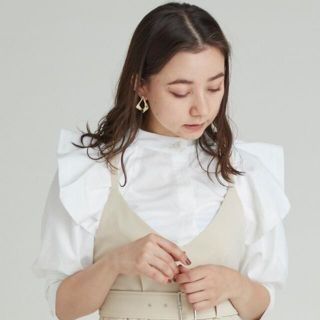 スナイデル(SNIDEL)のSNIDEL スナイデル Sustainableフリルスタンドカラーブラウス(シャツ/ブラウス(半袖/袖なし))