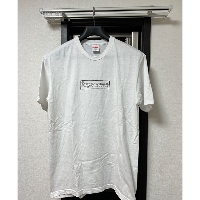 売り切り価格！　Supreme KAWSボックスロゴTシャツ/カットソー(半袖/袖なし)