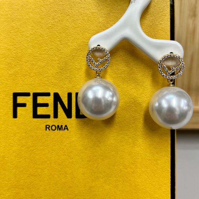 FENDI エフイズ フェンディ イヤリング ゴールドカラーピアス 安価