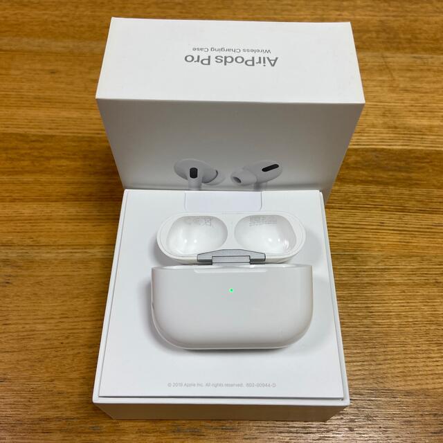 Apple(アップル)のApple AirPods  Pro エアーポッズ　充電ケース（イヤホンなし） スマホ/家電/カメラのオーディオ機器(ヘッドフォン/イヤフォン)の商品写真