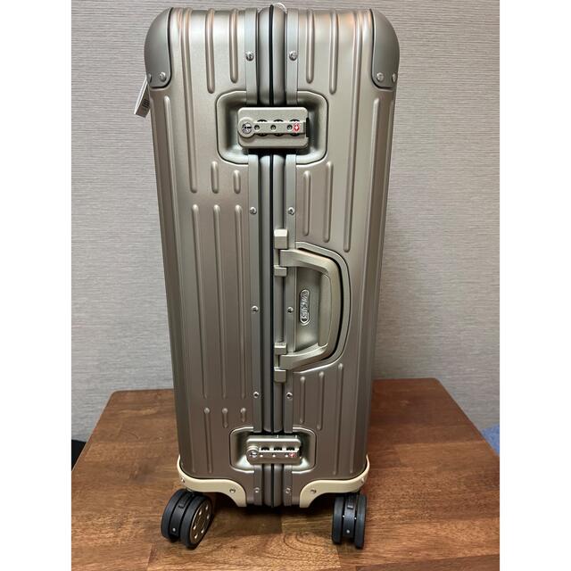 RIMOWA(リモワ)の新品未使用　RIMOWA リモワ トパーズ　シャンパンゴールド　67L メンズのバッグ(トラベルバッグ/スーツケース)の商品写真