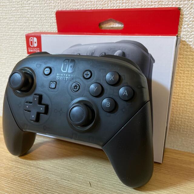 Nintendo Switch(ニンテンドースイッチ)の[美品]Switch Proコントローラー　純正 エンタメ/ホビーのゲームソフト/ゲーム機本体(その他)の商品写真