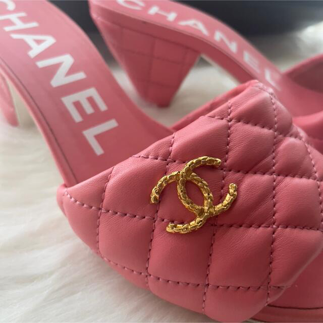 CHANEL(シャネル)のCHANEL 22SS ラムスキンマトラッセサンダル　ピンク レディースの靴/シューズ(サンダル)の商品写真