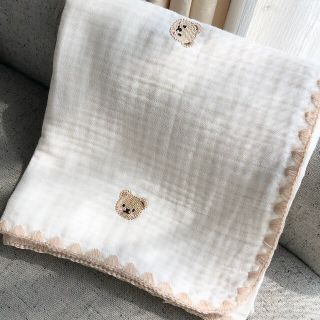 新品✨くまちゃん刺繍３重ガーゼブランケット　おくるみ　韓国イブル　70×90cm(おくるみ/ブランケット)