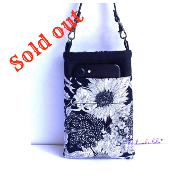 ファッション小物Sold out ＊スマホポーチ／ハンドメイド＊LIBERTY生地使用　ふわふわ