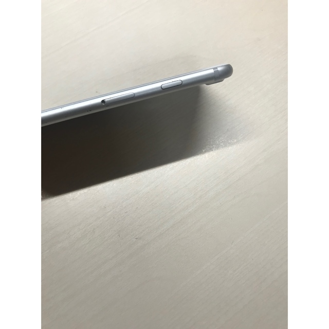 Apple(アップル)のiPhone 7 Silver 128 GB SIMフリー スマホ/家電/カメラのスマートフォン/携帯電話(スマートフォン本体)の商品写真