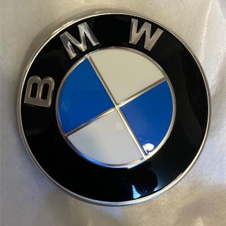 ビーエムダブリュー(BMW)の【正規純正品】 BMW 5シリーズ ボンネットエンブレム エンジンフードバッチ(車外アクセサリ)