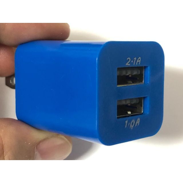 USB２ポート充電器（ブルー） スマホ/家電/カメラのスマートフォン/携帯電話(バッテリー/充電器)の商品写真