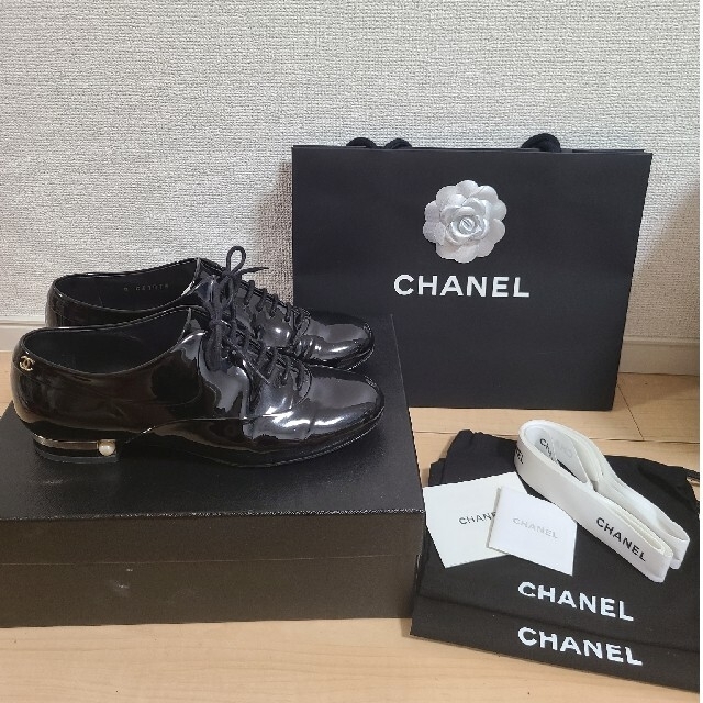 CHANEL(シャネル)のCHANEL シャネル パテントレースアップシューズ エナメルローファー レディースの靴/シューズ(ローファー/革靴)の商品写真